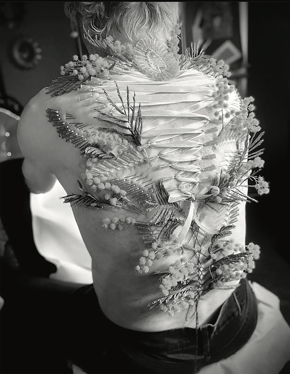 Textures — Peau, métal et lumière par Diane Killer