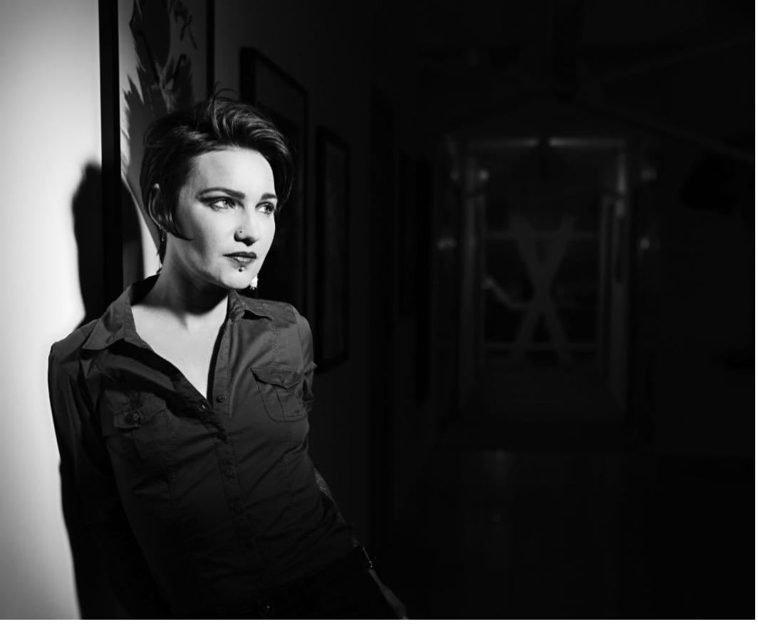 Portrait de Diane Killer, artiste spécialiste du Needle Play Art